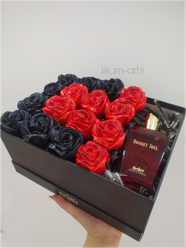 باکس گل رز مشکی و قرمز شاین دار