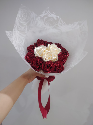 دسته گل آماده زرشکی- کِرم