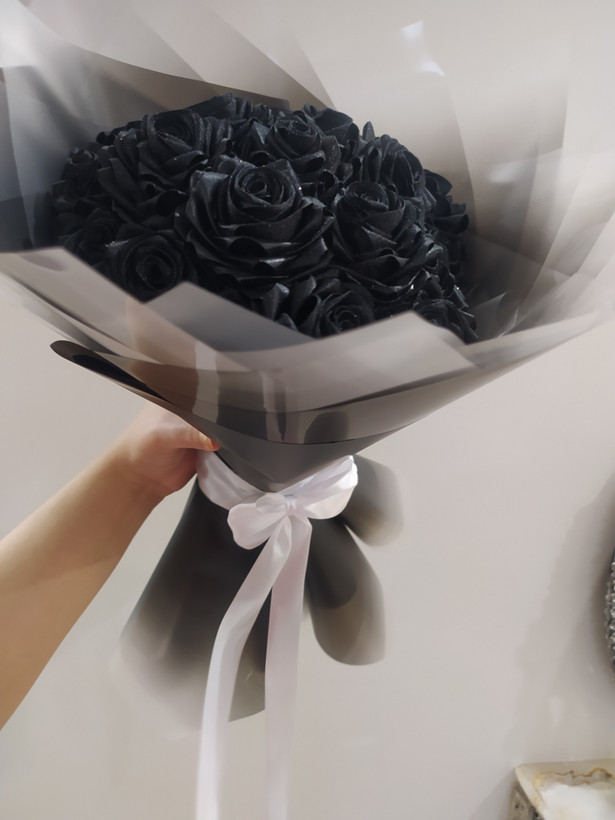 دسته گل رز زیبا و ماندگار روبانی با تنوع رنگی شاین دار ۵۰شاخه