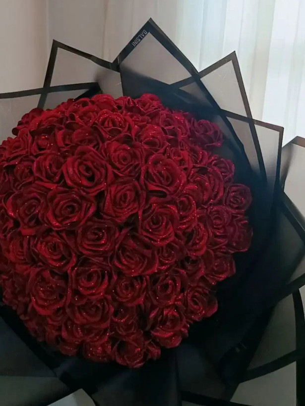 دسته گل رز زیبا و ماندگار روبانی با تنوع رنگی شاین دار ۵۰شاخه