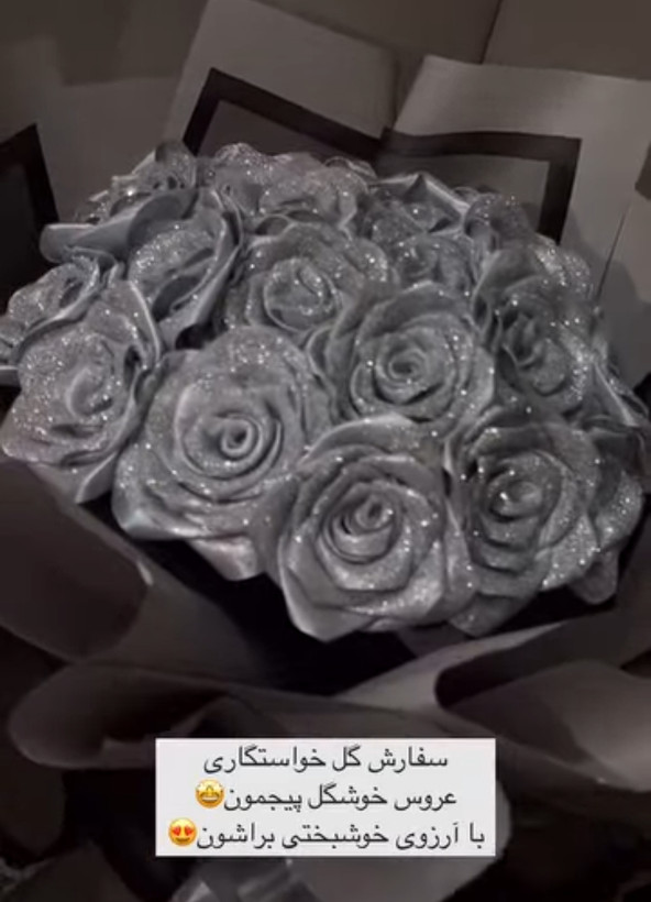 دسته گل رز زیبا و ماندگار روبانی با تنوع رنگی شاین دار ۵۰شاخه